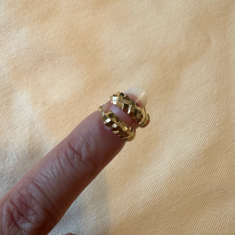 Like New! 14kt Gold diamond cut Hoop Earrings - - Picture 9 of 11